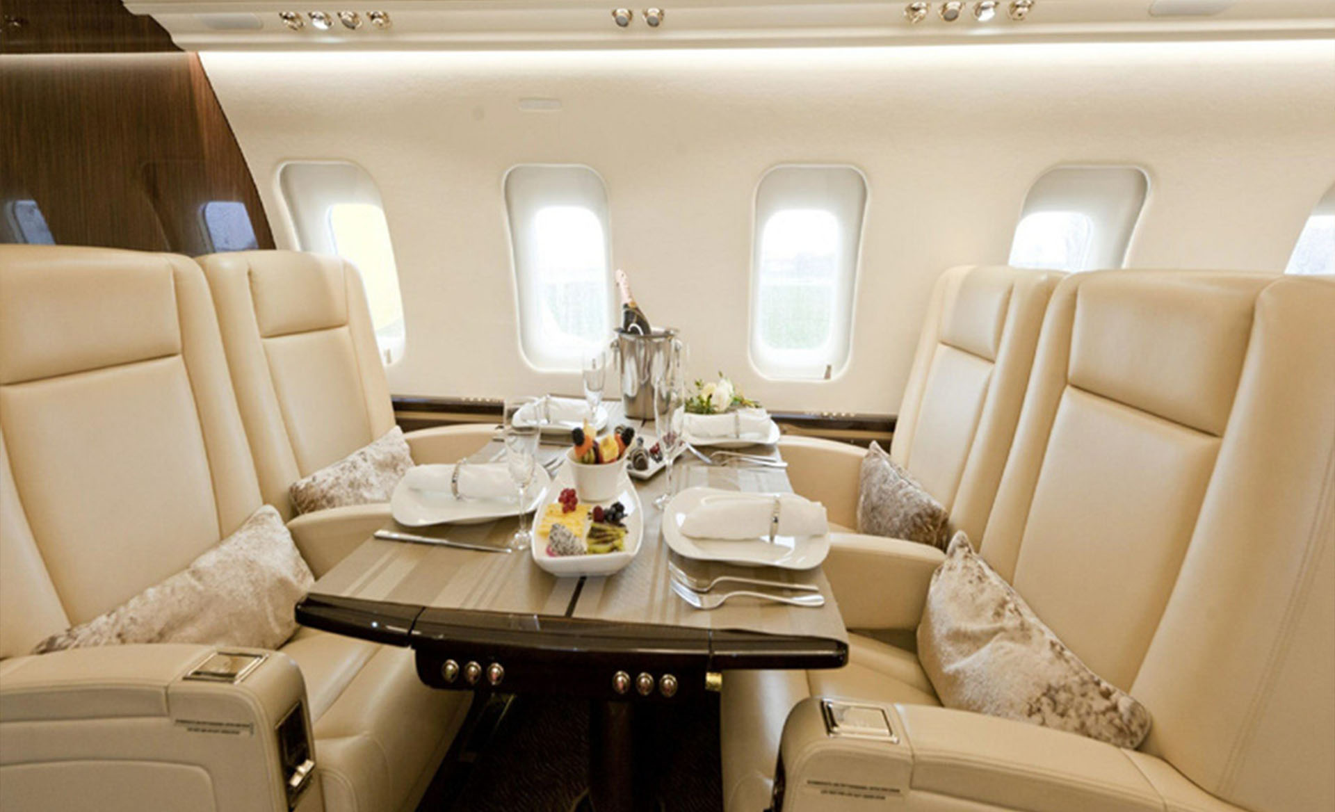 2011 Challenger 605 interior